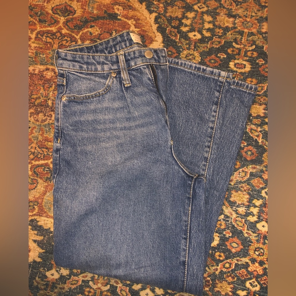 Loose fit high rise mom jeans in perfect condition!
